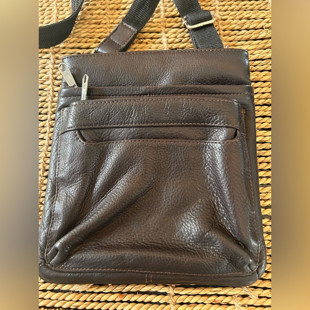 Supple leather crossbody bag. - Picture 4 of 8